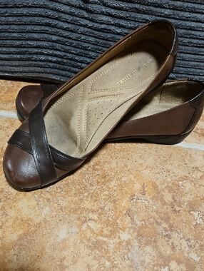 Naturalizer Brown and Dark Brown Leather Cross‑Strap Flats